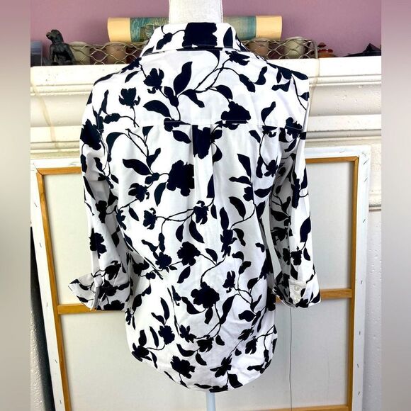 Chicos Dramatic No Iron chic stretch black roses white background shirt oversize - Picture 2 of 8